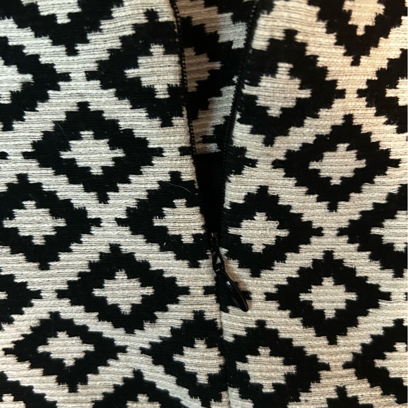 Zara | Aztec pattern white and black bodycon mini skirt size M - Picture 7 of 9